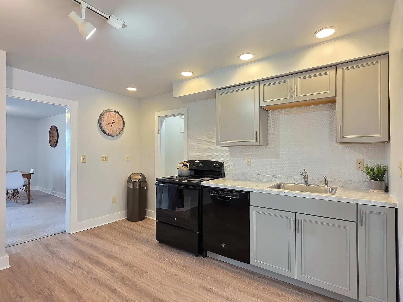 3 bed, 1500 sqft, $3,950 — Photo 1