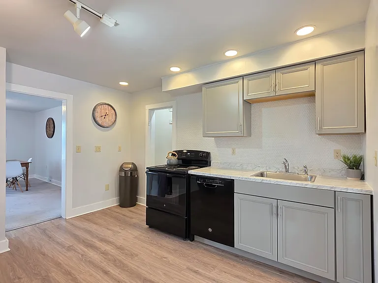 486 Main St #B — Photo 1