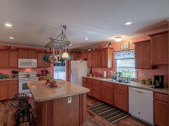 4th image of 215 Greystone Dr