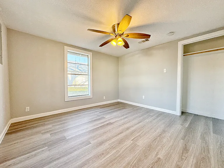 655 E Live Oak St — Photo 10
