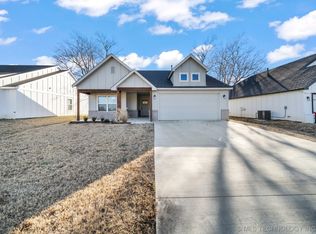 409 W Harrison St, Chouteau, OK 74337
