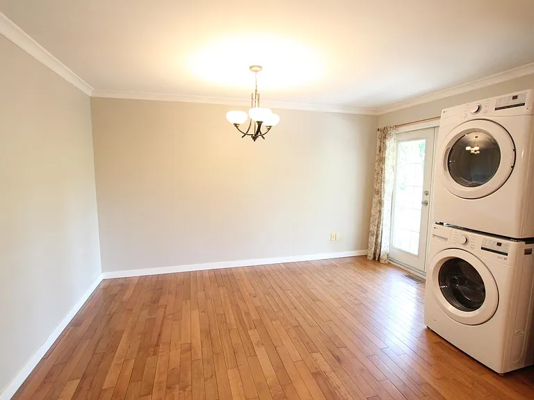 2160 Laurier Ave — Photo 5