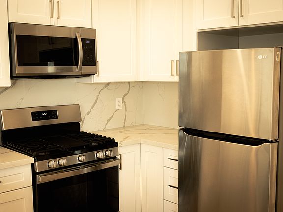 5th image of 2928 Walton Ave #B