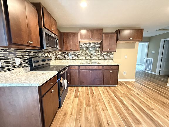 4th image of 215 Ake St