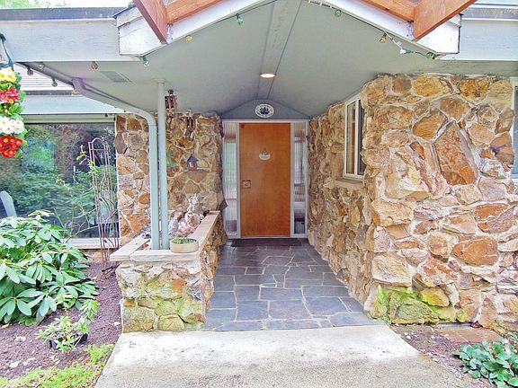 Kokanee Manor front entrance