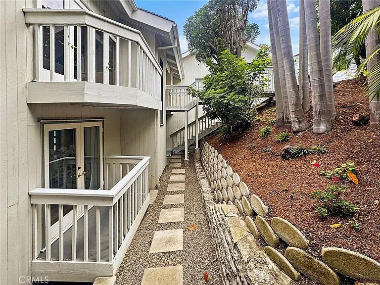 665 Temple Hills Dr — Photo 33