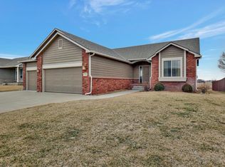 322 Springlake Ct, Newton, KS 67114