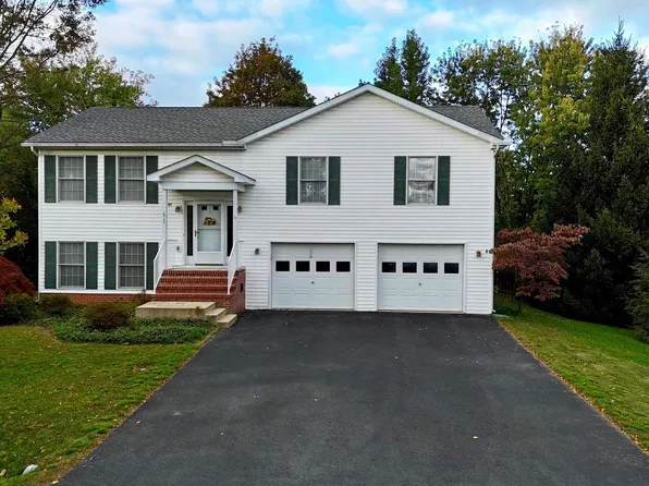 51 Finch Ln, Falling Waters, WV 25419