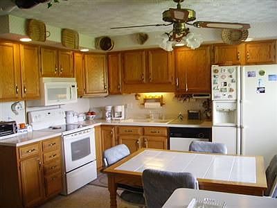 Gorgeous oak kitchen w/ all appliances