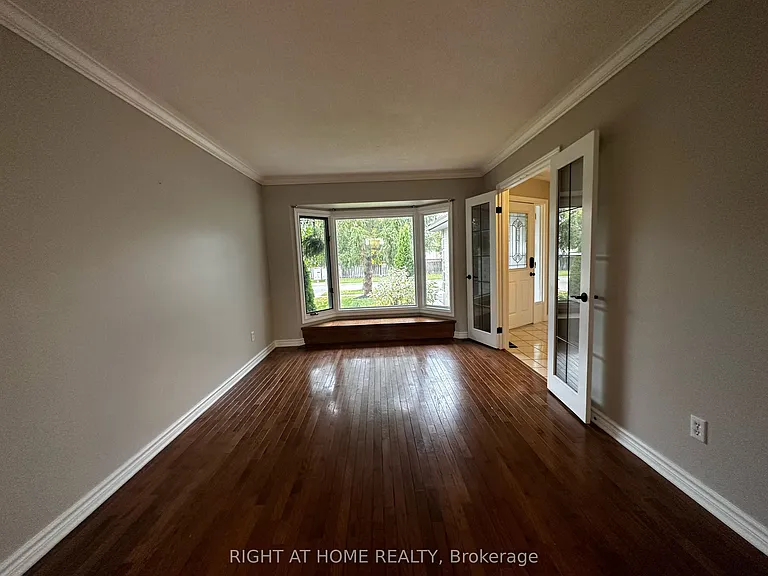 74 Barrydale Cres — Photo 3