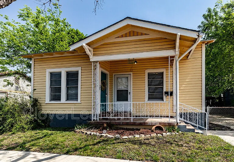 323 Barrera St — Photo 1