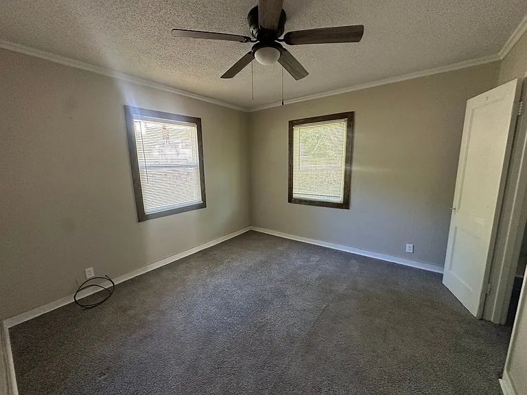 1326 Barry St — Photo 10