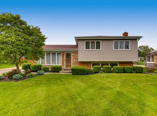 1716 W Robbie Ln, Mount Prospect, IL 60056