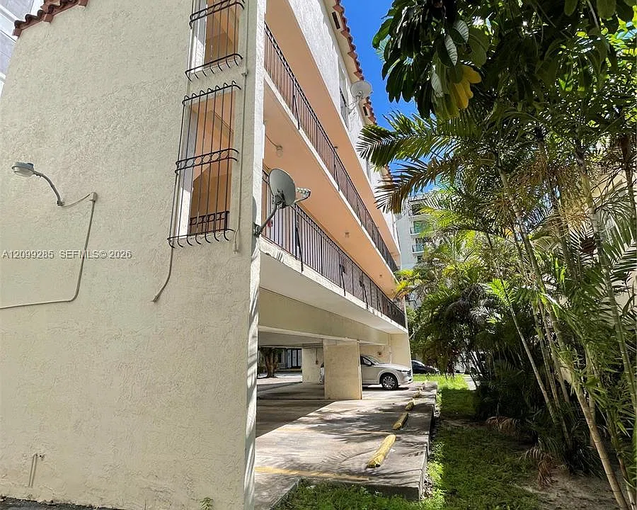 211 Sidonia Ave #1