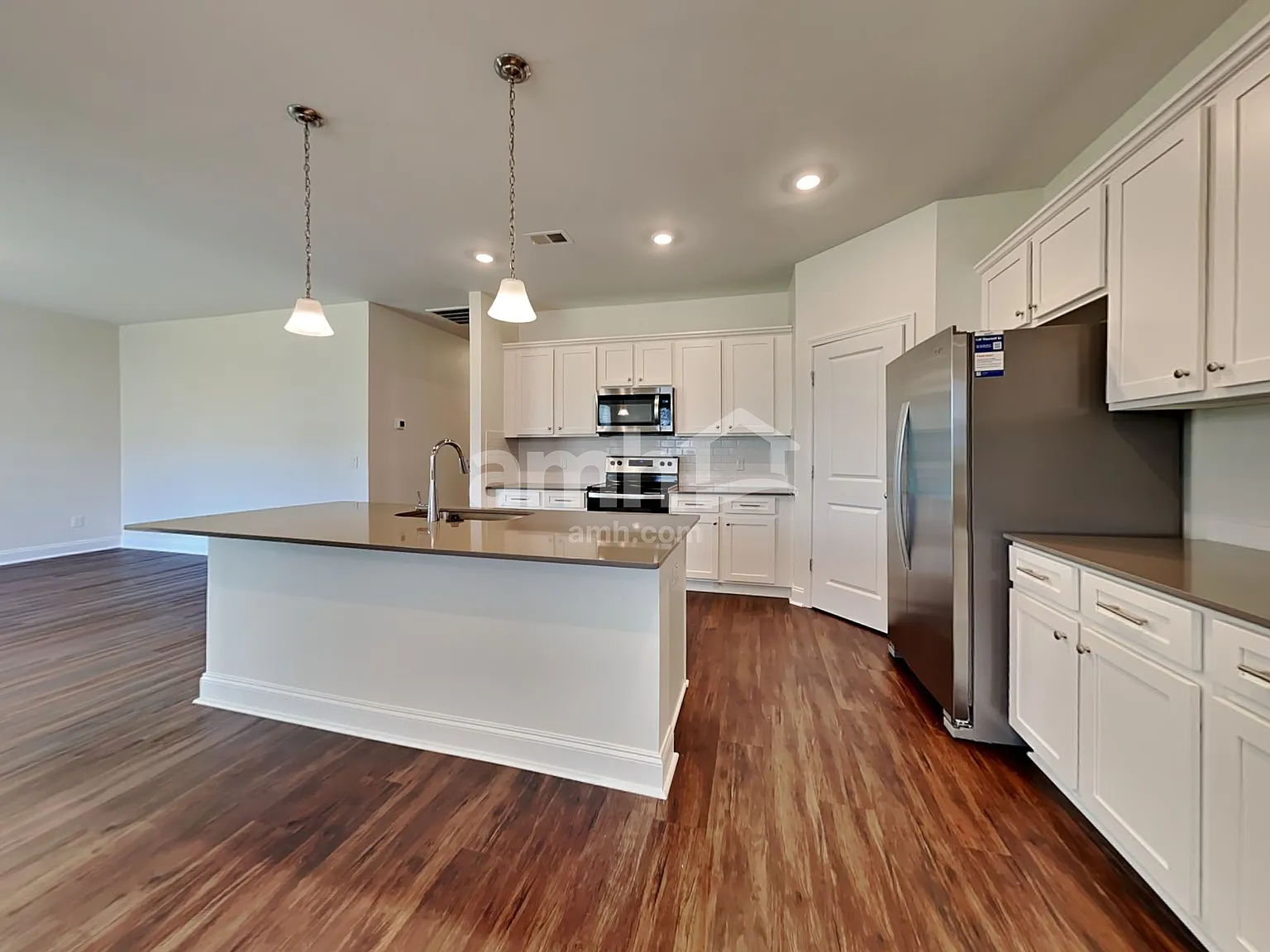 3 bed, 2.0 bath, 1700 sqft, $2,460 — Photo 4