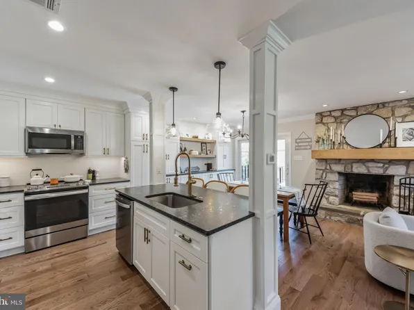 319 Rocky Ct W, Chalfont, PA 18914