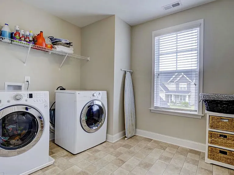 1444 Eastbourne Dr — Photo 37