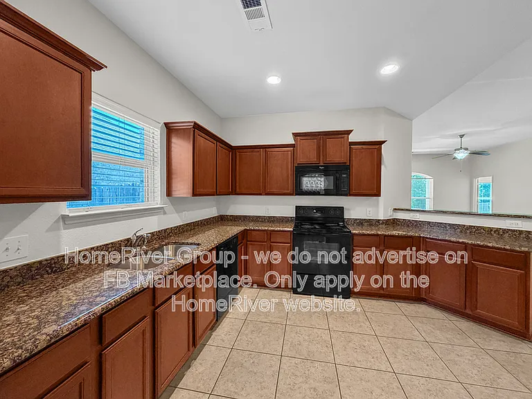 1720 Persimmon Dr — Photo 4