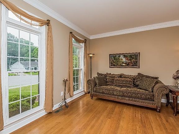4th image of 633 Vickery Way NE