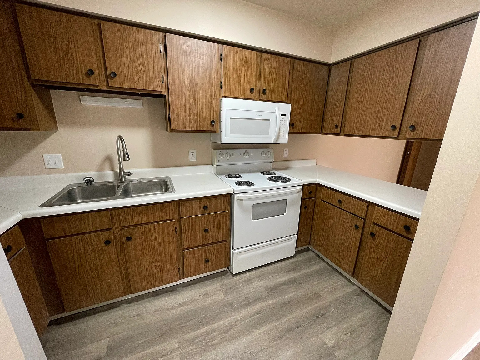 2 bed, 755 sqft, $850 — Photo 2