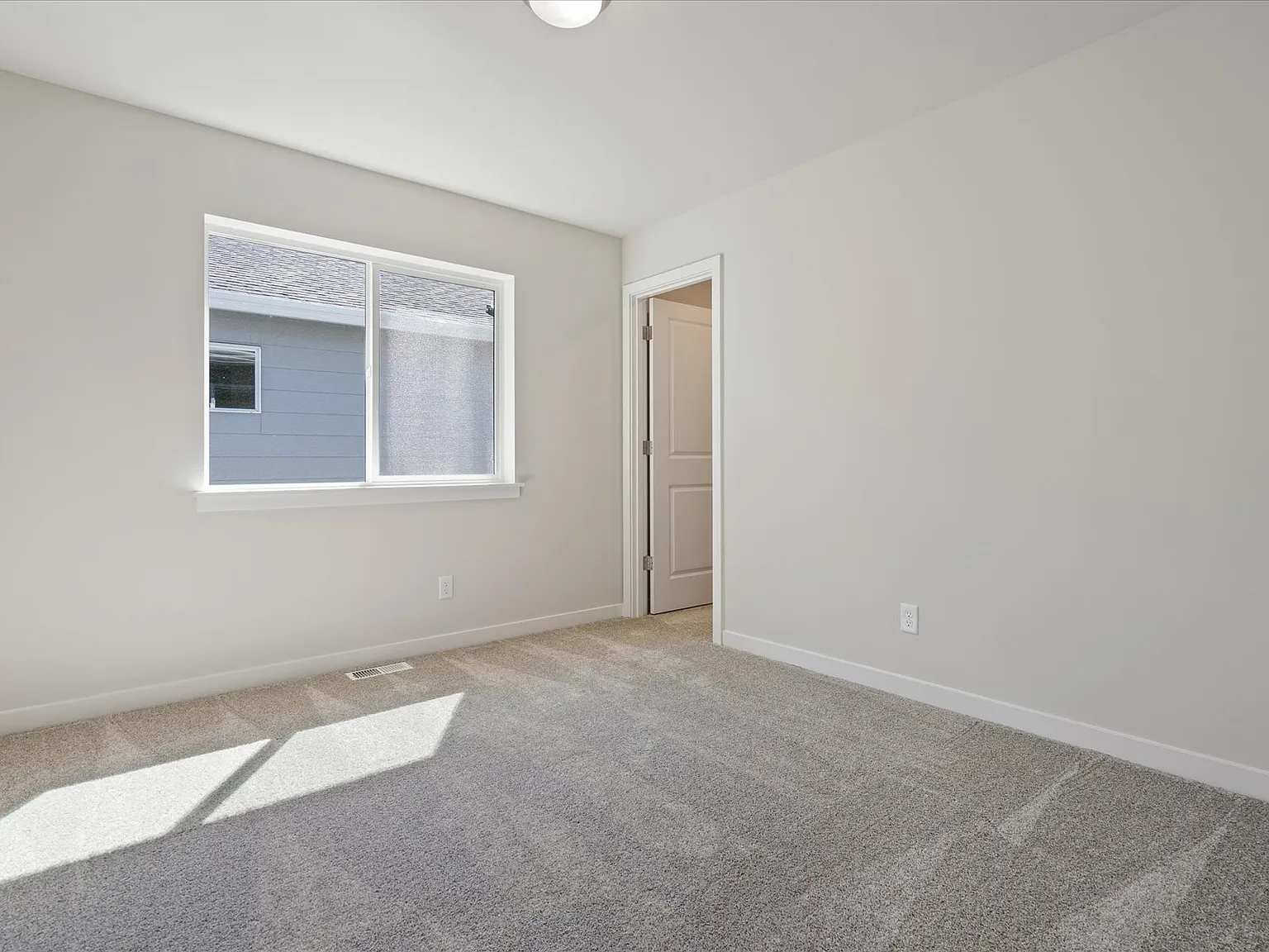 4 bed, 2.5 bath, 2337 sqft, $3,000 — Photo 4