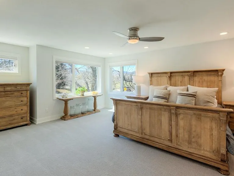 2439 Norwood Ave — Photo 14