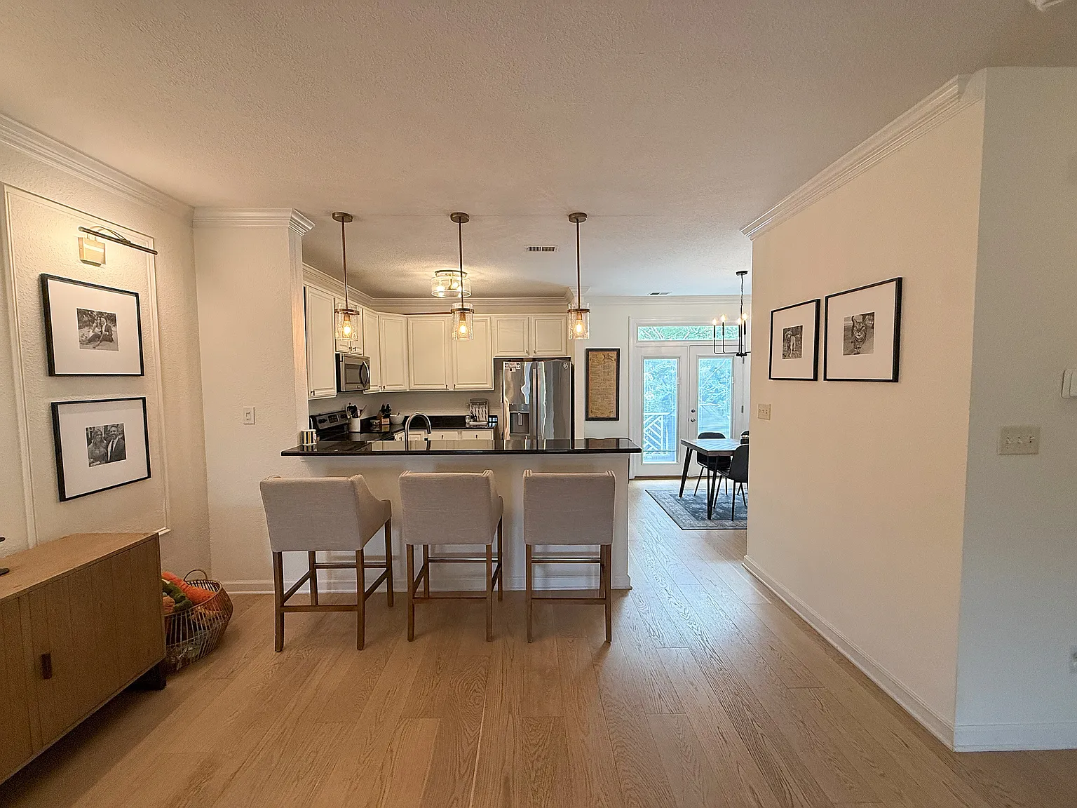 3 bed, 3.5 bath, 1980 sqft, $3,200 — Photo 2