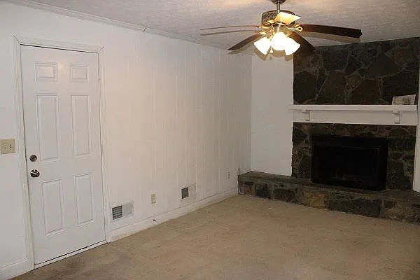 3 bed, 2.0 bath, 1676 sqft, $2,100 — Photo 3