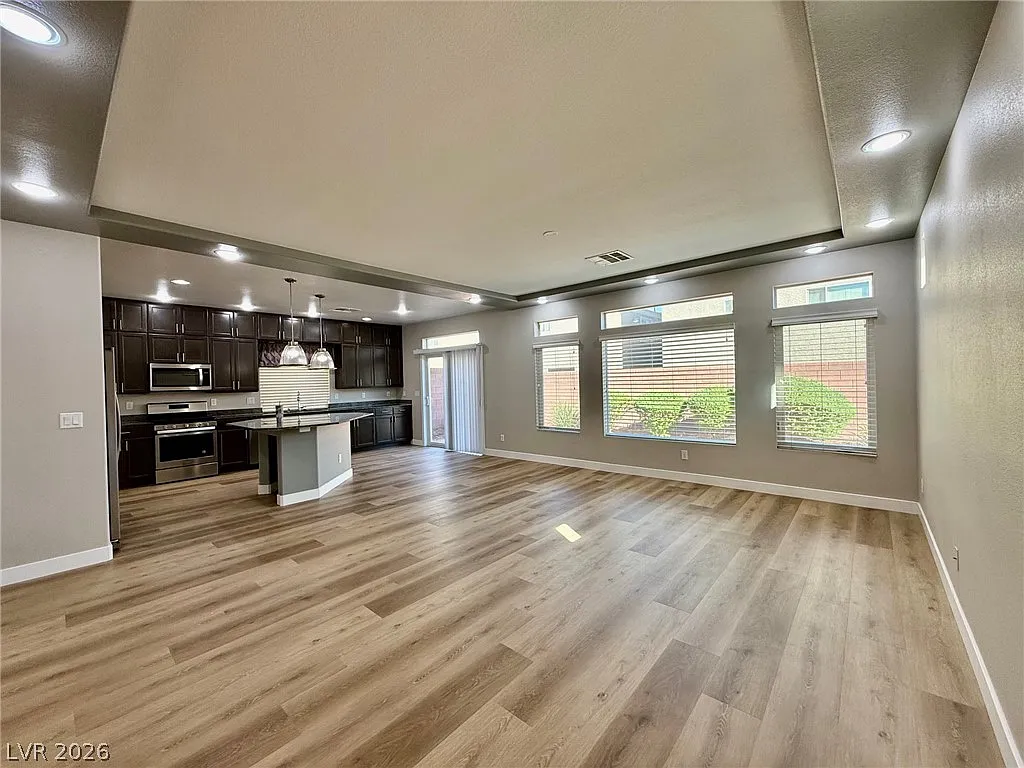4 bed, 2.5 bath, 2033 sqft, $2,450 — Photo 3