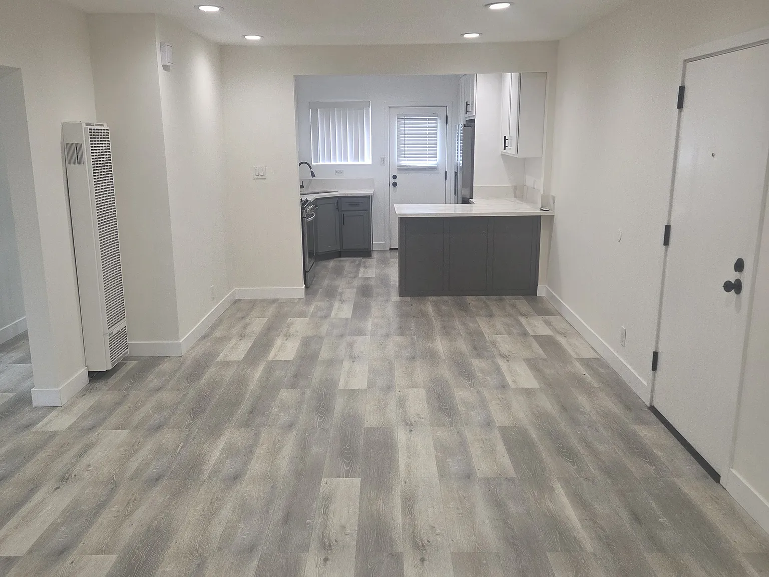 3 bed, 1000 sqft, $3,500 — Photo 2