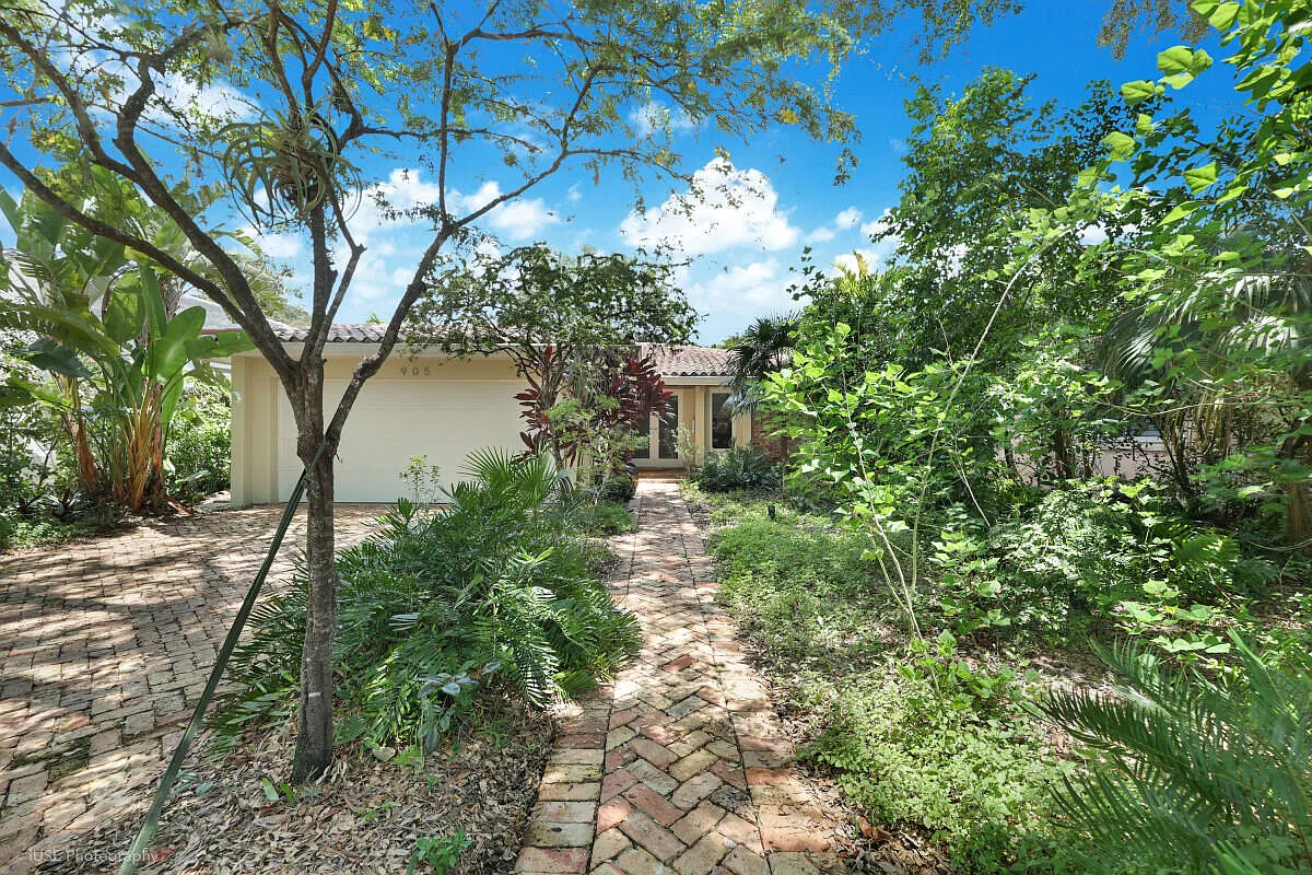 Building Photo - 905 Sorolla Ave