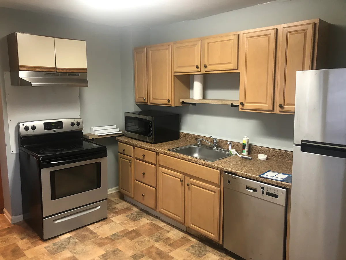 Kitchen - 125 1/2 E Cleveland Ave