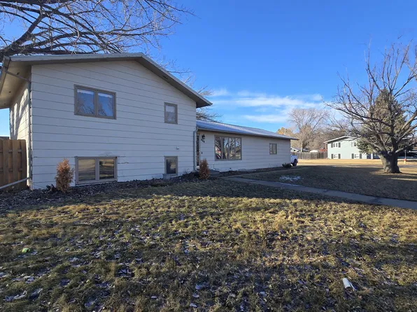 400 16th Ave SE, Minot, ND 58701