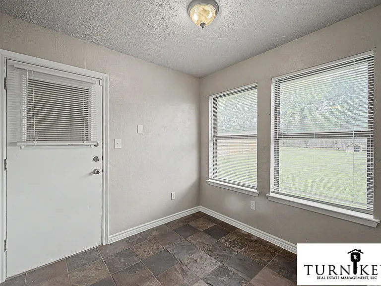 913 Springhill Dr — Photo 15