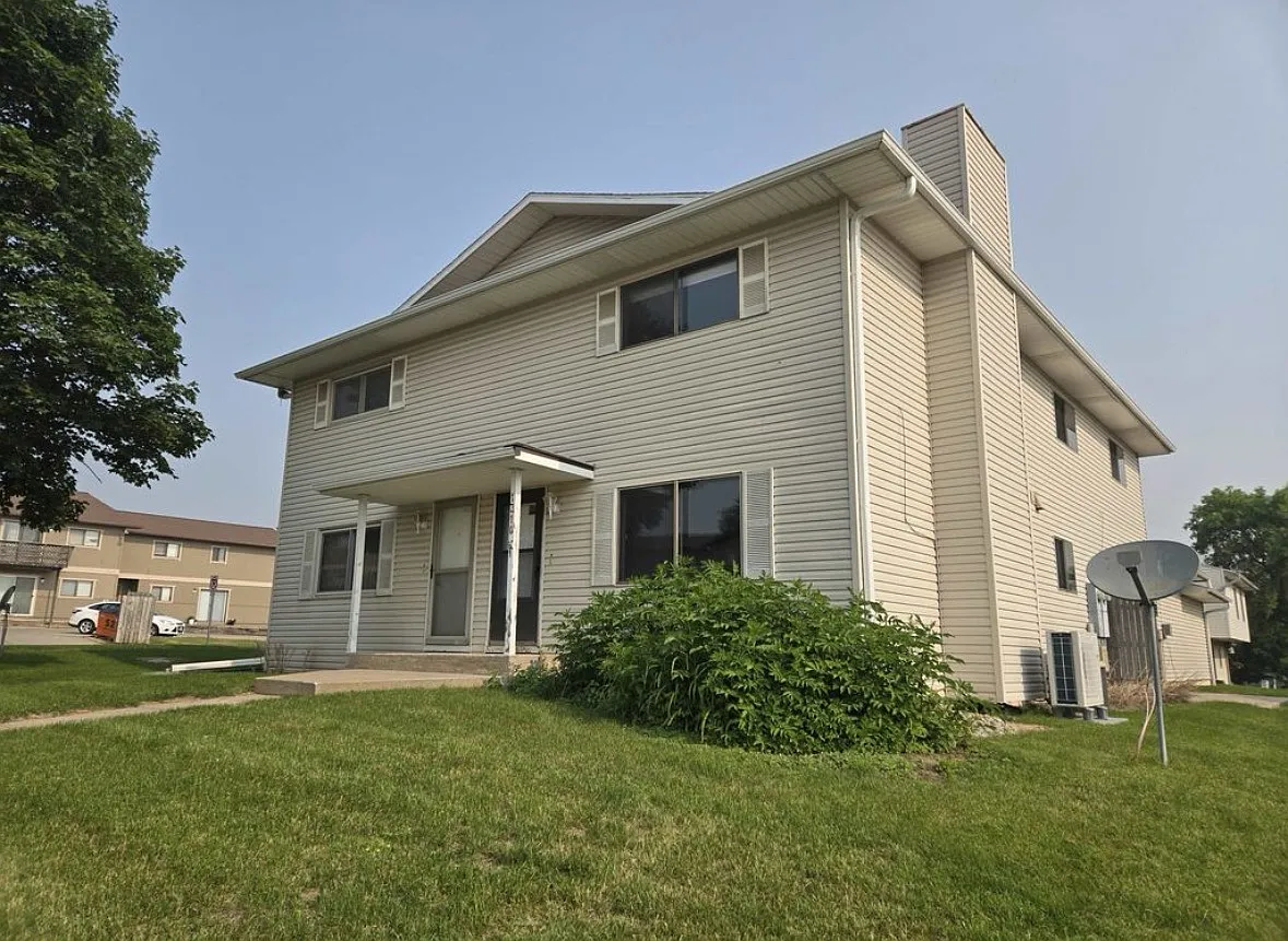 3 bed, 1.5 bath, 1524 sqft, $1,650 — Photo 1