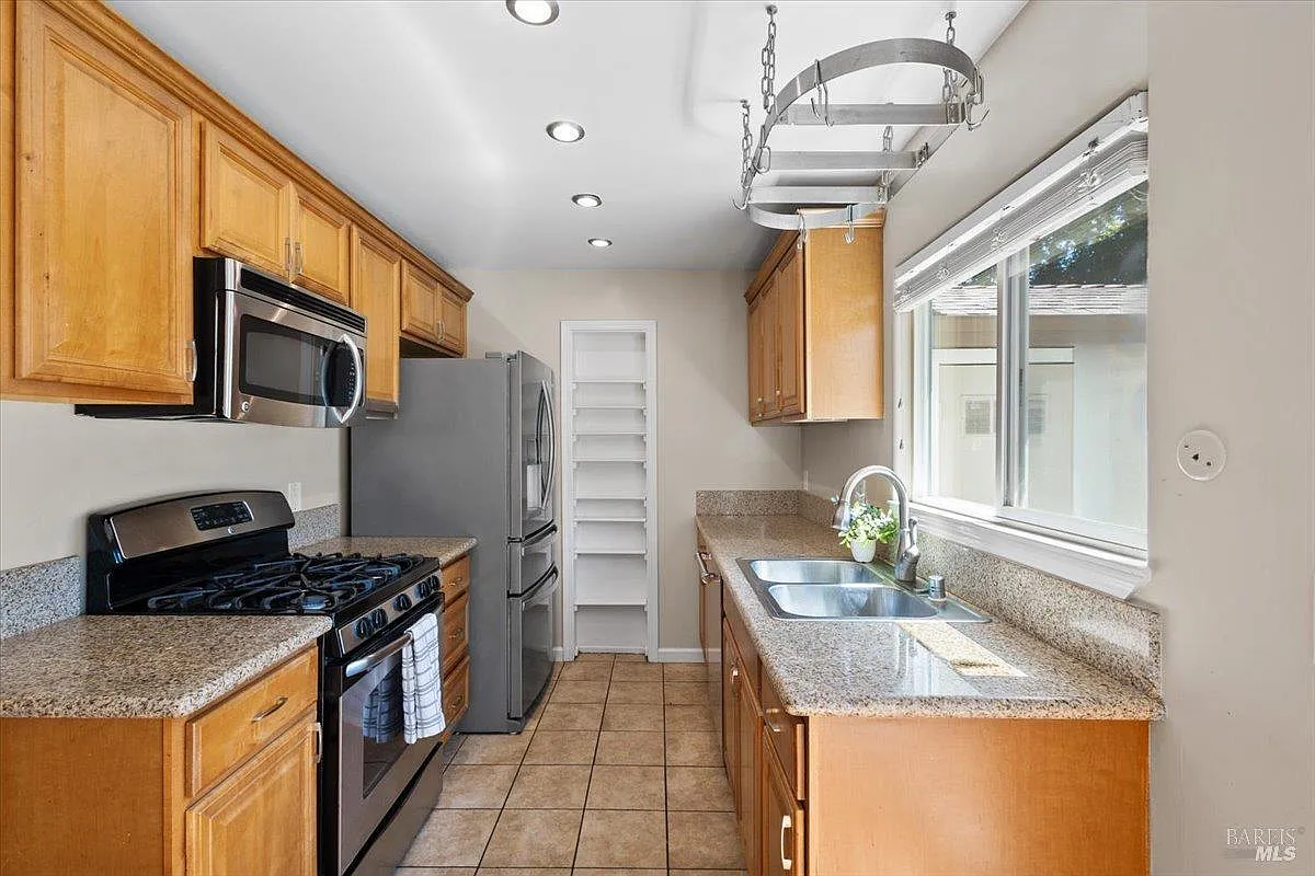 303 Algiers Court - Photo 9