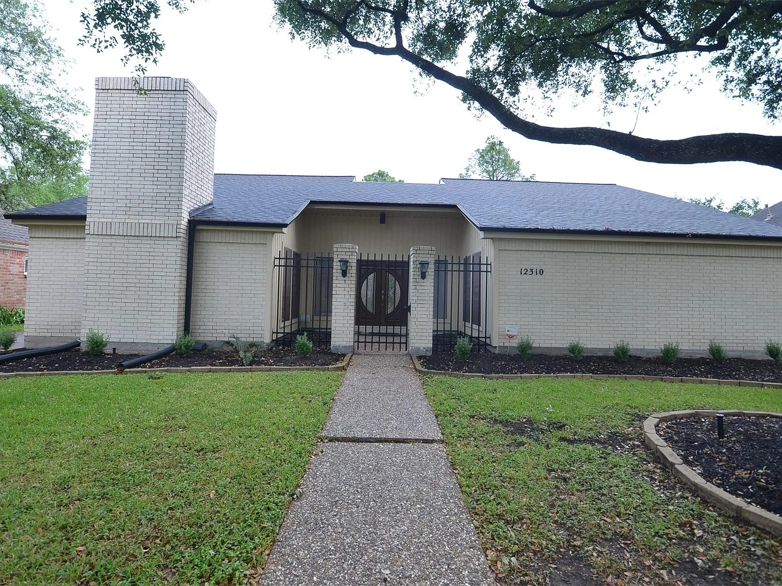 4 bed, 2.0 bath, 2425 sqft, $3,500 — Photo 2