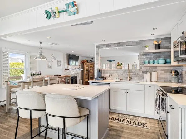 35 Willow Ave, Narragansett, RI 02882