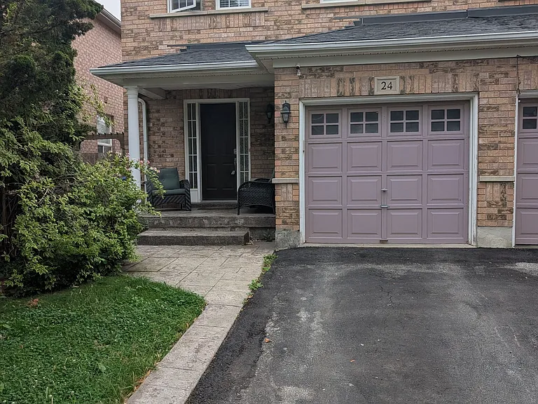 24 Farthingale Cres — Photo 2