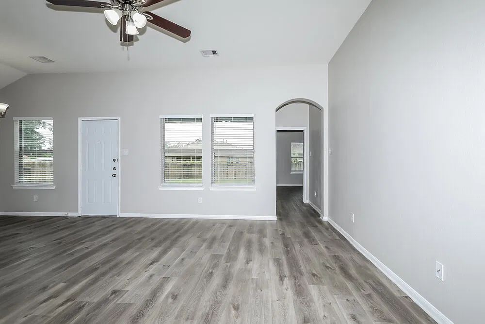 3 bed, 2.0 bath, 1315 sqft, $1,610 — Photo 3