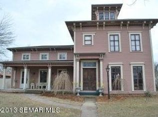 435 S 7th St, La Crescent, MN 55947