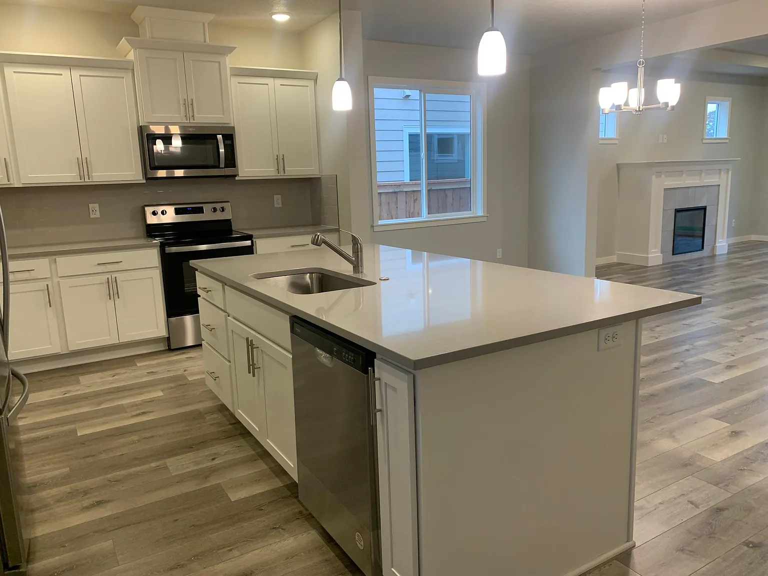 883 E Wilson St — Photo 3