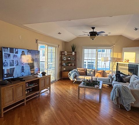 3rd image of 3720 Jefferson Blvd #B