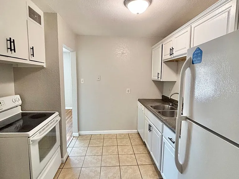 5th Avenue Apartments — Photo 9