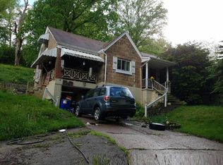 11 Lake Dr, Finleyville, PA 15332