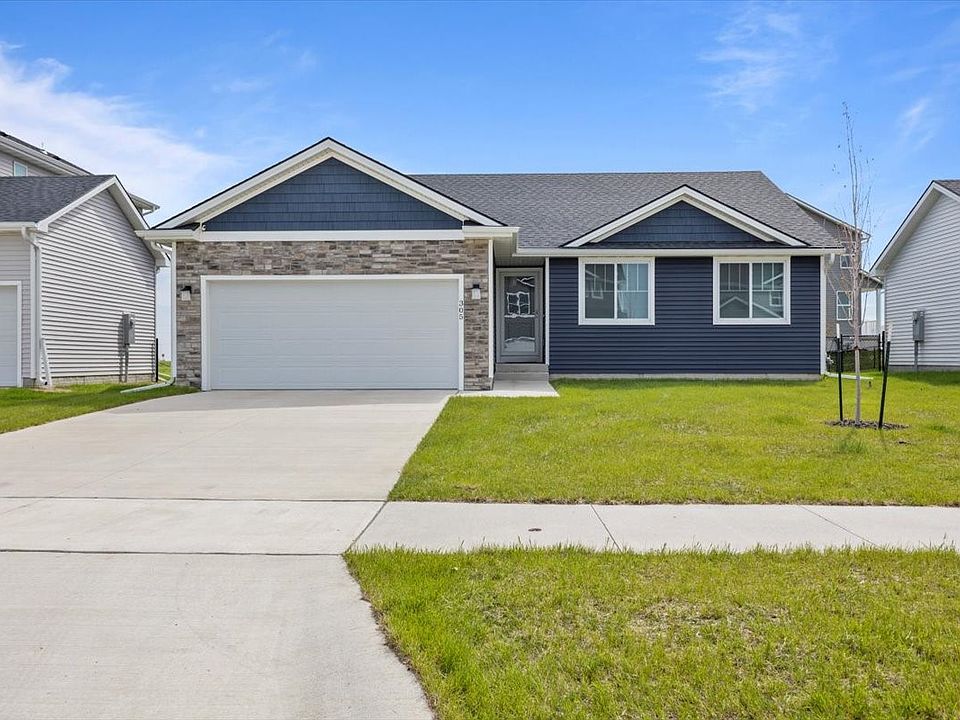 1st image of 305 NE Country Meadow Dr