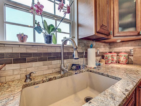 4th image of 205 Paradise Ln