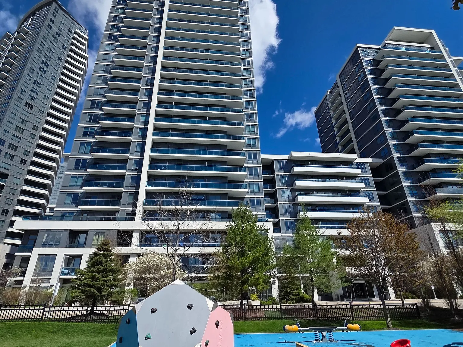 Parkside Towers - World On Yonge — Photo 2