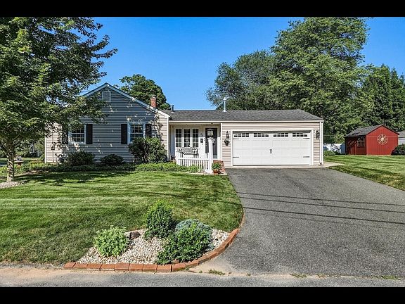 4th image of 36 Helen Cir