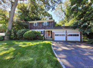 5 Pan Ct, Huntington Station, NY 11746